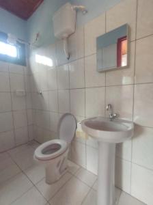 a bathroom with a toilet and a sink at Pousada Batihá - beira rio in Pirenópolis