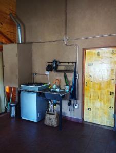 cocina con fogones y fregadero en una habitación en Cabañas LuCes del Pirque 2 en El Hoyo