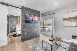 sala de estar con pared de piedra y chimenea en Perfect Luxury Getaway en Show Low