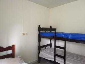 a bedroom with two bunk beds in a room at Retiro Das Aguas Araxa in Araxá