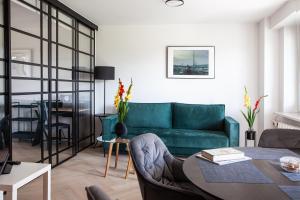 uma sala de estar com um sofá verde e uma mesa em Luxurious, Spacious, Modern Gem. Great Location ! em Varsóvia