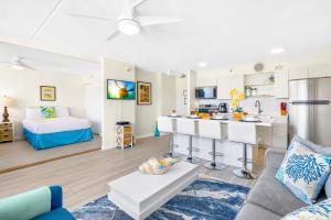 uma sala de estar com um sofá e uma cozinha com uma cama em Tropical Bliss, Mountain View Condo Near Waikiki Beach with Free Parking em Honolulu