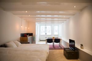 アムステルダムにあるB&B Bloemgrachtのベッドルーム1室(ベッド1台、テーブル、椅子付)