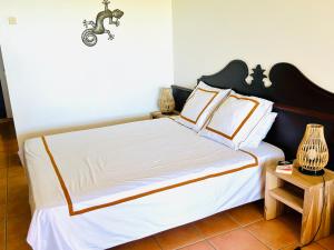 Llit o llits en una habitació de Grenade Studio les pieds dans l'eau et vue mer Caraïbes dans une magnifique résidence de vacances