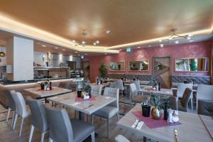 Best Western Premier Airporthotel Fontane BERlin tesisinde bir restoran veya yemek mekanı