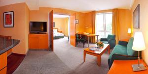 Habitación de hotel con sala de estar en Best Western Premier Airporthotel Fontane BERlin, en Schönefeld