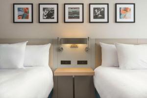 Hilton Garden Inn Fort Collins客房内的一张或多张床位