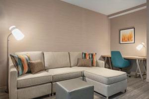 Hilton Garden Inn Fort Collins的休息区
