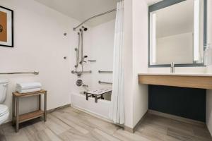 Hilton Garden Inn Fort Collins的一间浴室