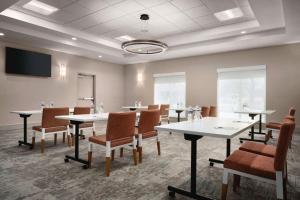 Hilton Garden Inn Fort Collins的电视和/或娱乐中心