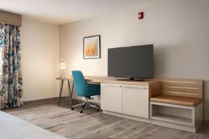 Hilton Garden Inn Fort Collins的电视和/或娱乐中心
