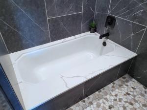 Koupelna v ubytování Scenic Luxury Villa!