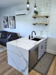 Kuchyň nebo kuchyňský kout v ubytování Scenic Luxury Villa!