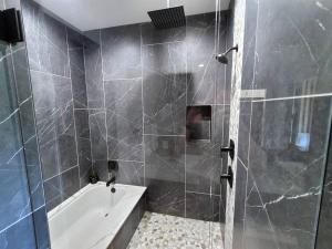Koupelna v ubytování Scenic Luxury Villa!