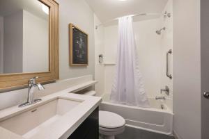 y baño con lavabo, aseo y bañera. en Sonesta Simply Suites Jersey City, en Jersey City