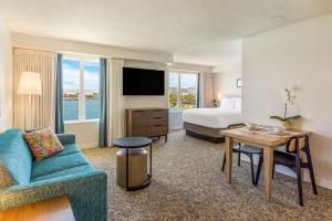 サウス・サンフランシスコにあるSonesta ES Suites San Francisco Airport Oyster Point Waterfrontのベッドとテレビ付きのホテルルーム