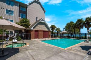 a swimming pool in front of a building at Sonesta ES Suites San Francisco Airport Oyster Point Waterfront in South San Francisco