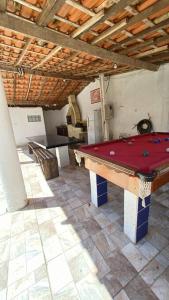 una habitación con mesa de billar en una casa en Chácara São Vicente em Pedro de Toledo-SP en Pedro de Toledo