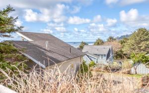 une maison avec vue sur l'océan dans l'établissement Birds Eye Beach House, à Lincoln City