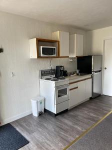 A kitchen or kitchenette at Welcome Inn