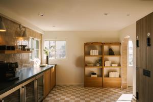 una cucina con bancone e mensola di Sonder Woods Cove a Laguna Beach