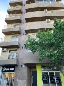 un grand bâtiment avec un arbre devant lui dans l'établissement Liban 1, à San Juan