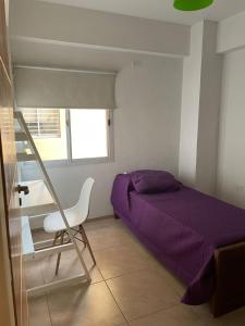 a bedroom with a purple bed and a ladder at Liban 1 in San Juan