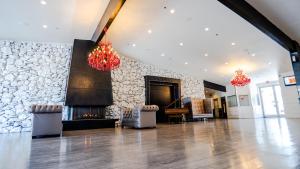 vestíbulo con chimenea y lámparas de araña en G T Hotels Inn & Suites Extended Stay, en Victorville