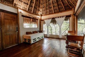 une chambre avec un lit dans une pièce avec des fenêtres dans l'établissement Aldea Colibri, à Macario Gomez 32 autres photos