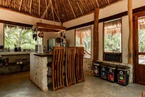 une cuisine avec un comptoir et quelques fenêtres dans l'établissement Aldea Colibri, à Macario Gomez