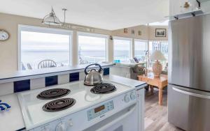 A kitchen or kitchenette at Seas the Day