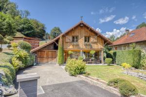 an exterior view of a house with a driveway at Le Chalet des Eaux - Thermes - Ski in Revel