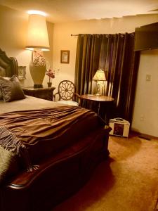 - une chambre avec un lit et une table avec une lampe dans l'établissement Sundance Suite - Prairie Rose B&B, à Cheyenne