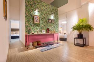 sala de estar con chimenea y pared verde en Al Alma Apart-Suites en Cartagena de Indias