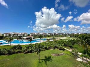 una vista aérea de un complejo con piscina y palmeras en Luxury Beachfront Resort at MAREAZUL en Playa del Carmen