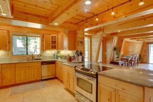 cocina grande con armarios de madera y encimera en Westwood Lakefront Cabin with Hot Tub and Boat Dock!, en Westwood