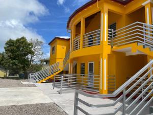 un edificio giallo con scale laterali di Poinciana Villas a Woods