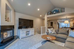 a living room with a couch and a fireplace at The Cozy Corner in Rockaway Beach