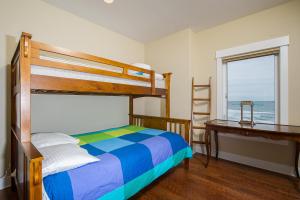 1 dormitorio con litera, escritorio y ventana en Michael's Beach Place @ Shoreline Ridge en Newport