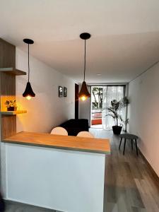 a kitchen and living room with a counter in a room at Vive como un local en Popayan in Popayan