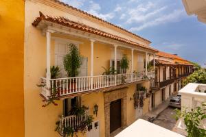 une rangée de bâtiments avec balcon et plantes dans l'établissement Al Alma Apart-Suites, à Carthagène des Indes
