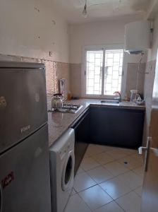 eine Küche mit Waschmaschine und Geschirrspüler in der Unterkunft Appartement avec ce qu'il faut in Casablanca