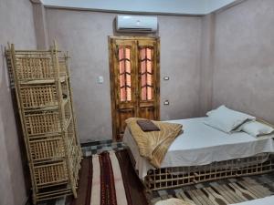 Postel nebo postele na pokoji v ubytování SEMIRAmis Siwa