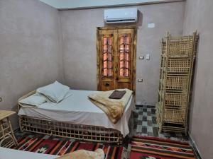 Postel nebo postele na pokoji v ubytování SEMIRAmis Siwa