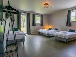 Pokój z 2 łóżkami, drabiną i oknami w obiekcie Jonkershof w mieście Lage Zwaluwe