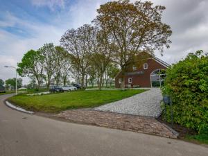 una casa con una entrada de grava frente a una casa en Jonkershof, en Lage Zwaluwe