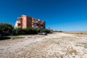 samochód zaparkowany przed budynkiem w obiekcie Apartments by the sea Razanac, Zadar - 5766 w Ražancu