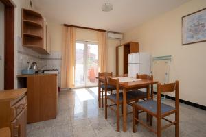 Kuchnia lub aneks kuchenny w obiekcie Apartments by the sea Razanac, Zadar - 5766