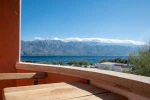 balkon z widokiem na wodę i góry w obiekcie Apartments by the sea Razanac, Zadar - 5766 w Ražancu