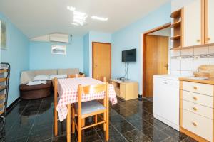 Kuchnia lub aneks kuchenny w obiekcie Apartments by the sea Razanac, Zadar - 5766